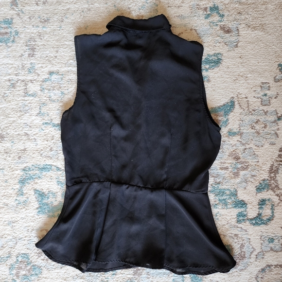 Black peplum shirt 🥳 - Picture 2 of 3